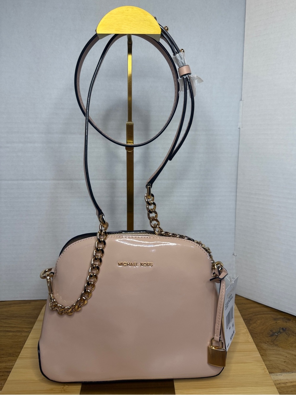 🩷🔥BNWT🔥🩷 Michael Kors Blush Pink Patent Leather Dome Crossbody with Gold Chain